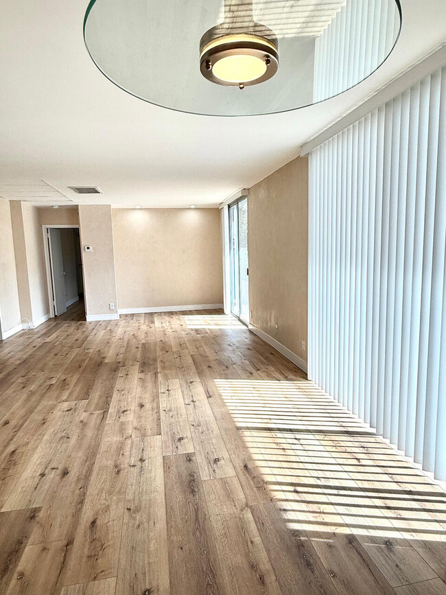 Building Photo - 100 S Doheny Dr