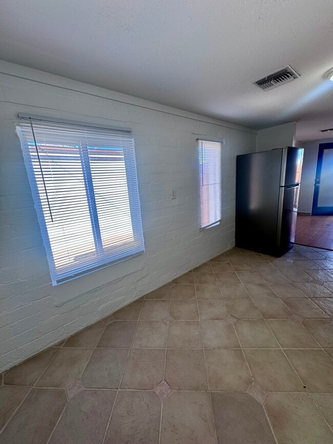 Building Photo - FOR RENT