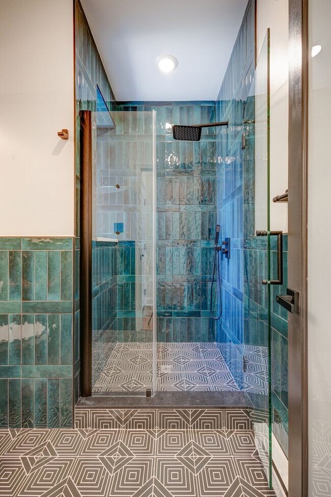 Building Photo - 2841 W Diamond St