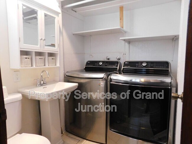 Building Photo - 2422 1/2 Hidden Valley Drive