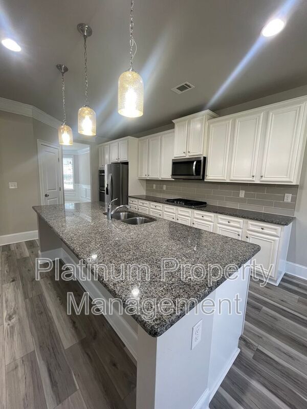 Building Photo - 5180 Mirror Lake Dr