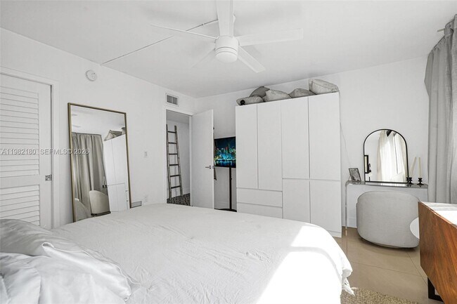 Building Photo - 1605 Bay Rd