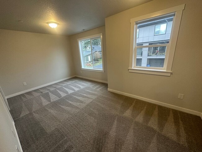 Building Photo - Newer low maintenance duplex in highly desired Camas area w/ great schools!