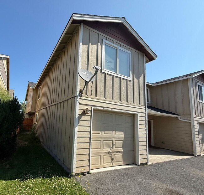 Building Photo - CHECK OUT THIS SPACIOUS TOWNHOUSE IN REDMO...