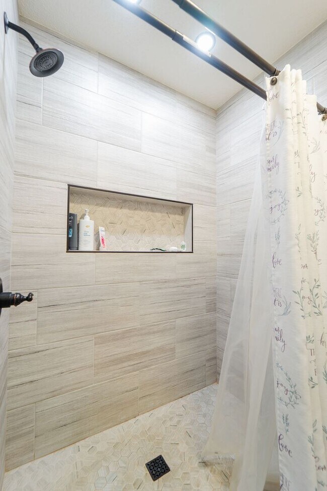Building Photo - Charming 4 bedroom, 3 bathroom with lots of outdoor living space.