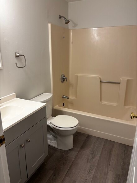 Full bath - 103 Monarch St