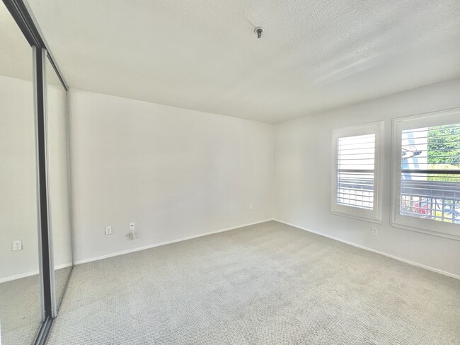 Building Photo - 1123 S Villa Way