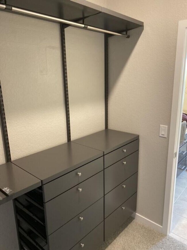 Building Photo - Flying Horse Luxury 4 Bed Townhouse with Mt. Views