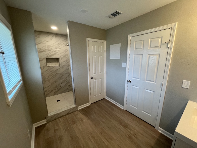 Building Photo - 606 Matchett St