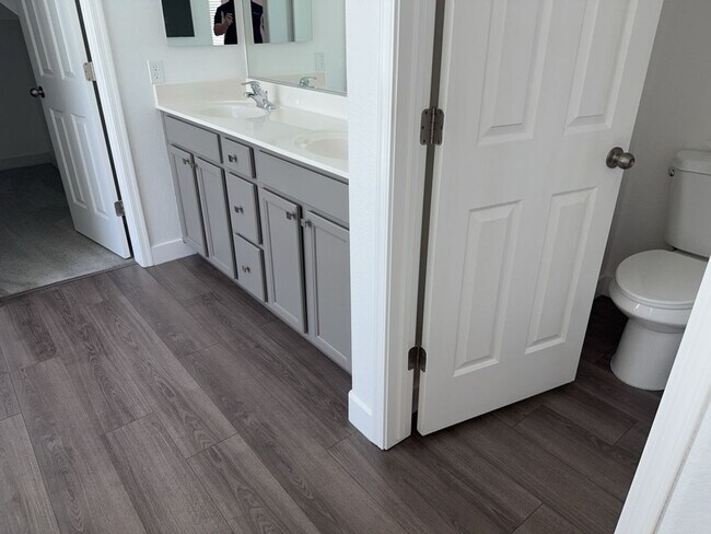 Building Photo - Beautifully updated 4 bedroom plus loft, 2...
