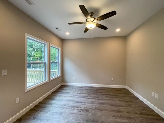 Building Photo - 5 Lofty Vw