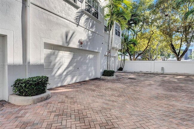 Building Photo - 290 NE 5th Ave