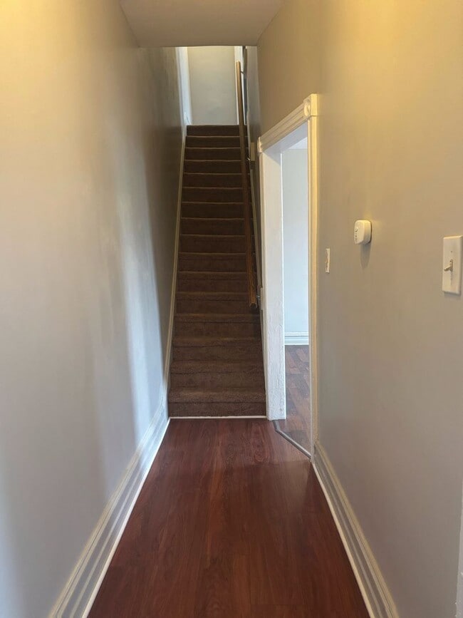 Building Photo - Spacious 5-Bed, 1-Bath, 1,890 sqt