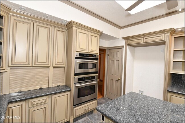 Building Photo - 1004 Los Jardines Cir