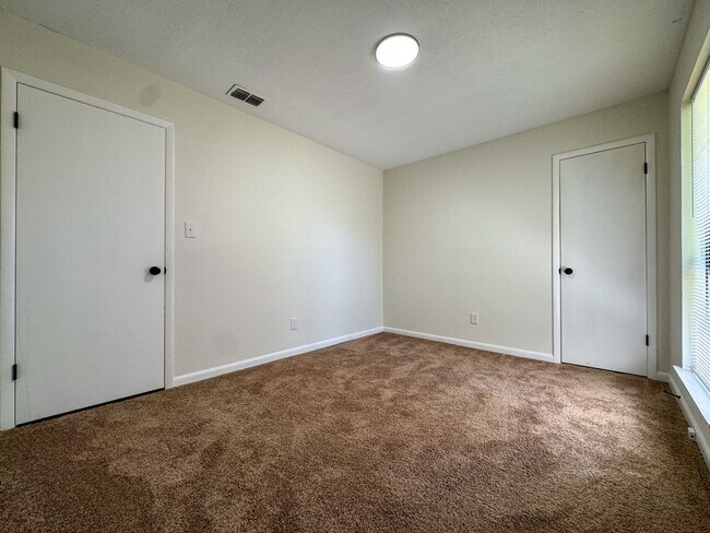 Building Photo - Beautifully Updated 3 Bed 2 Bath Home