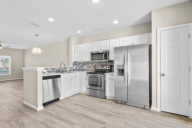 Building Photo - **NEWLY REMODELED ** MAINTENANCE FREE TOWNHOME/ NO APPLICATION FEES**