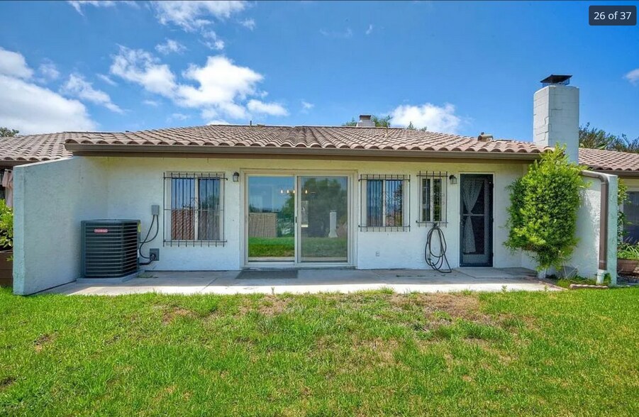 Private patio with shared green strip - 14787 Caminito Orense Oeste