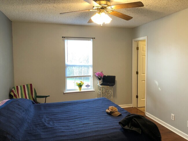 Large master suite with walk in closet! - 101 Bowers Ct