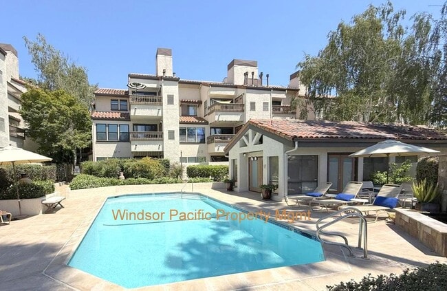 Building Photo - REDUCED ! BRIGHT TOP FLOOR 2 BEDROOM CONDO...