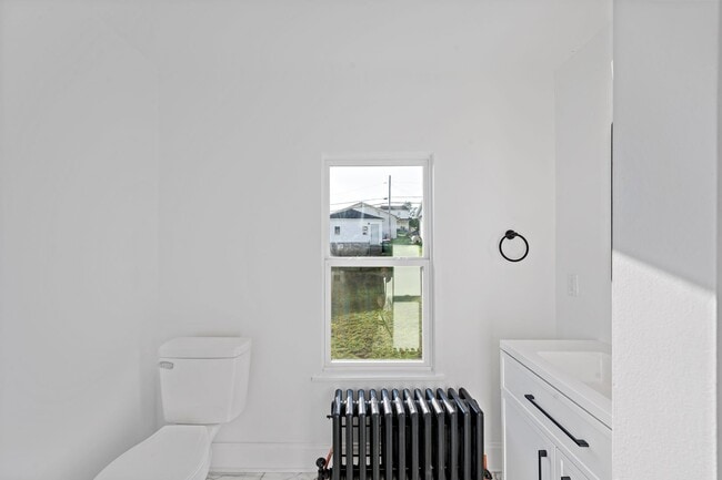 Building Photo - Newly Renovated 4-Bedroom, 2-Bath Home wit...