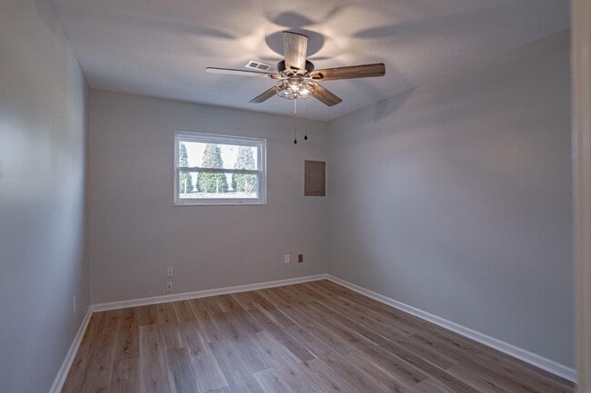 Building Photo - 1312 Farmingdale Dr