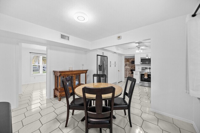 Building Photo - 1742 W Terrace Dr