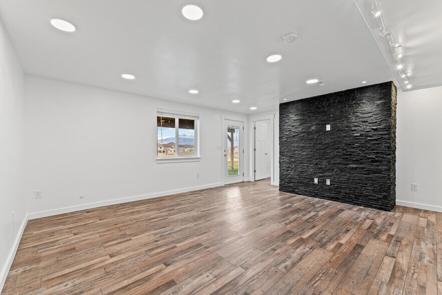 Building Photo - 4883 E Silver Ridge Rd