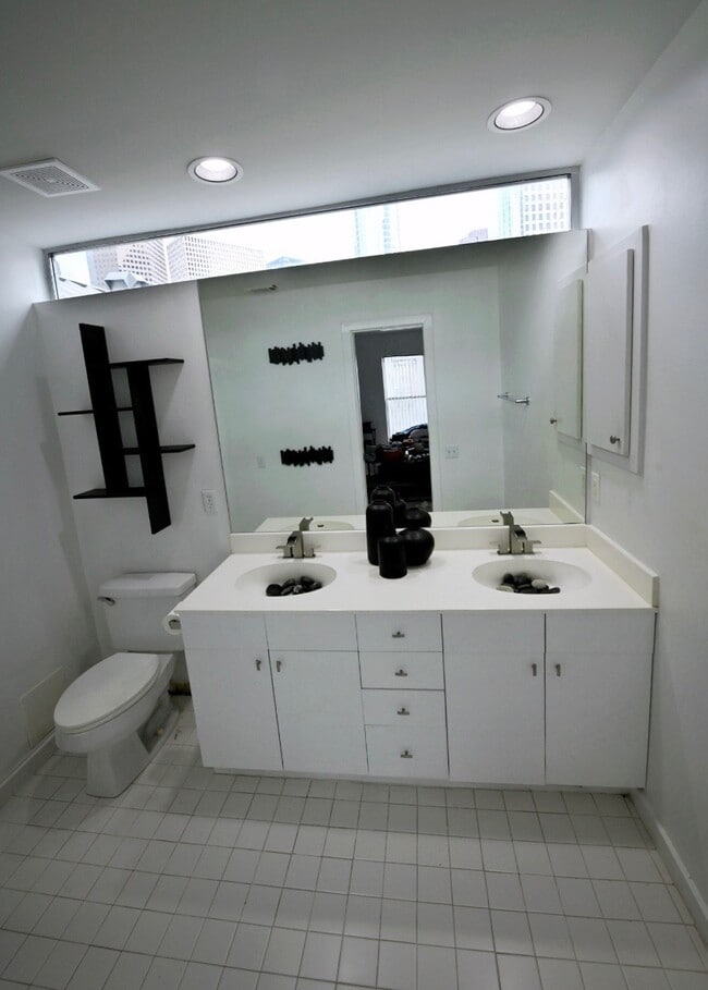 Building Photo - 702 Ruthven St