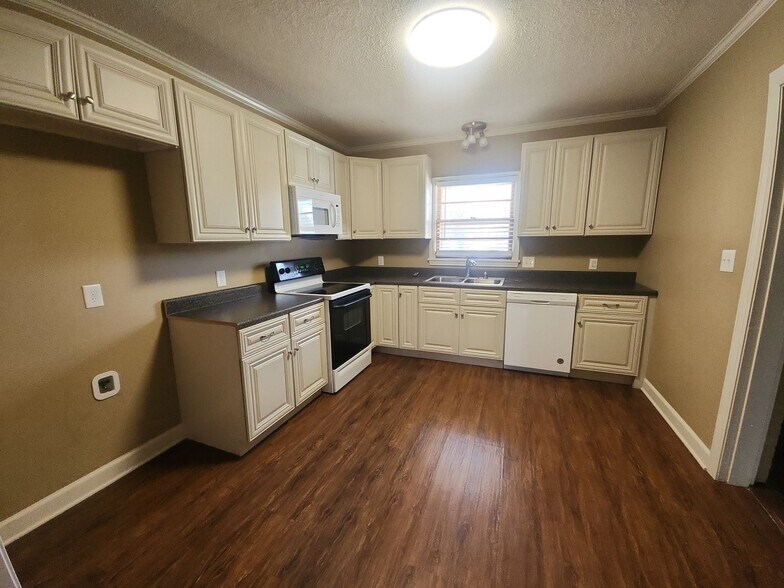 Building Photo - 457 Wallace Rd