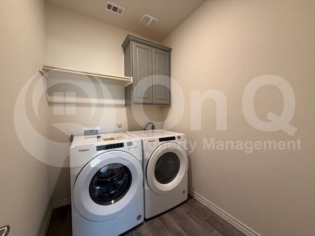 Building Photo - 4124 Ellinger Dr