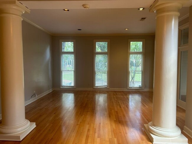 Building Photo - Great Location, close to Everything Harbor Town. Overlooks pond Beautiful view!  Pets allowed wit...