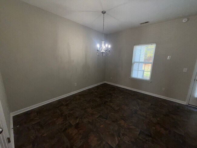 Building Photo - Three Bedroom Townhouse in Regent Park!