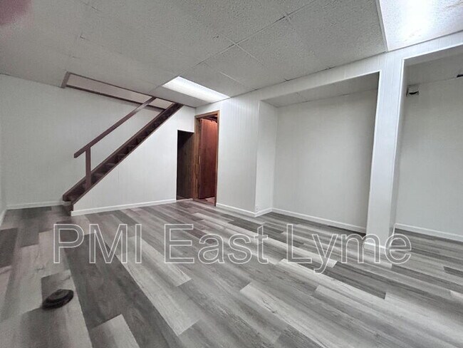 Building Photo - 76 Cloverdale Dr