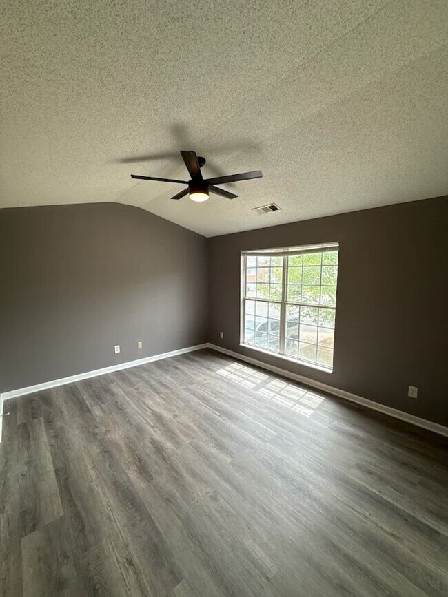 Building Photo - 2614 Parkway Trail