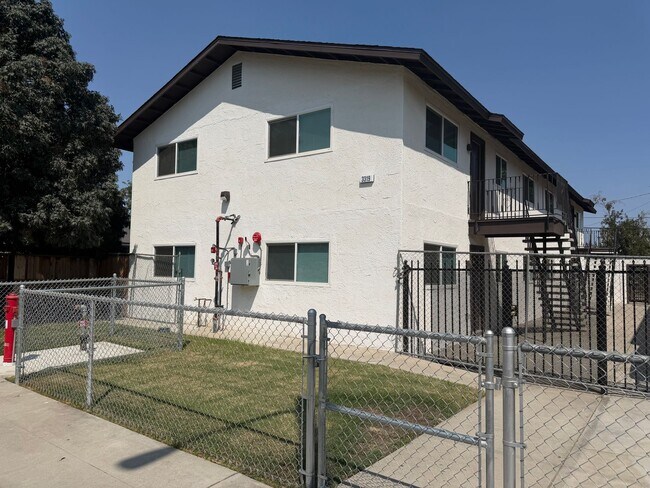 Building Photo - 3319 E Tyler Ave