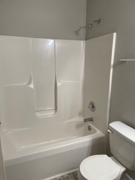 Guest bath - 5503 Heather St