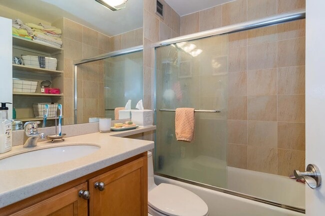 Building Photo - 1660 N La Salle Dr