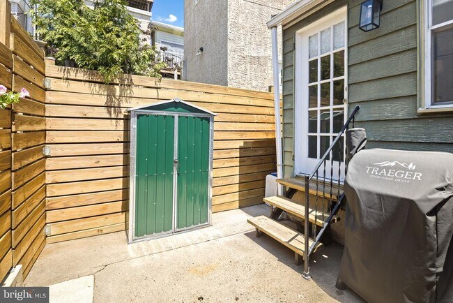 Building Photo - 880 N Myrtlewood St