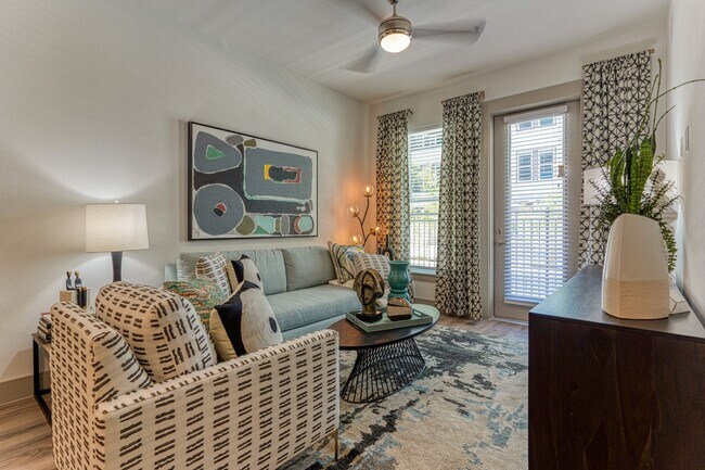 Building Photo - 1400 Royal Crest Dr