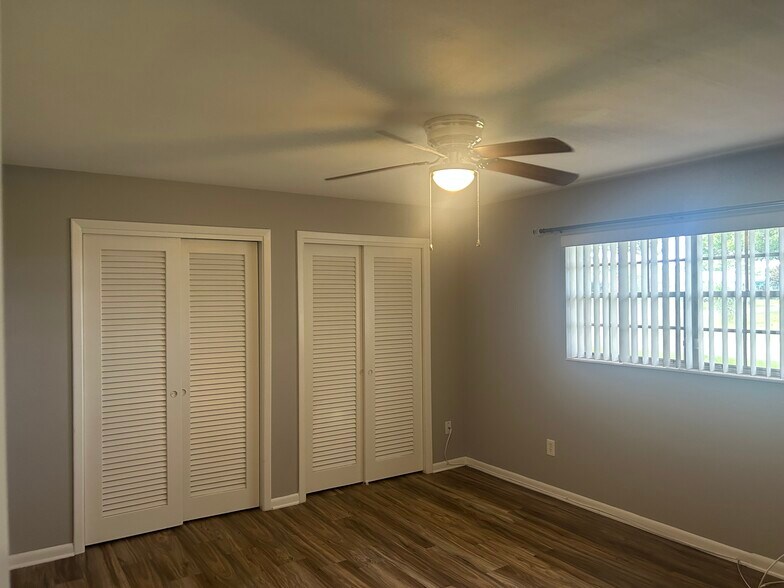 Building Photo - 2450 Mineola Dr N