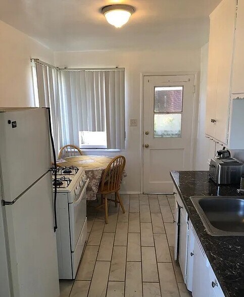 Building Photo - 4019 1/2 McLaughlin Ave