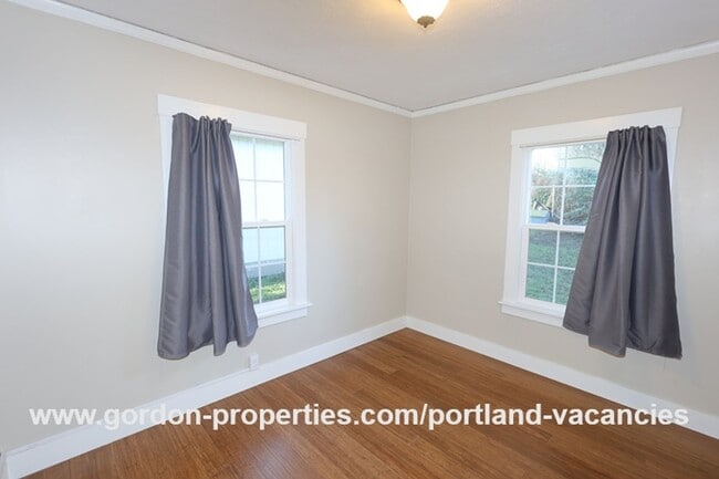 Building Photo - MOVE IN SPECIAL: SE Cesar E Chavez Blvd - ...