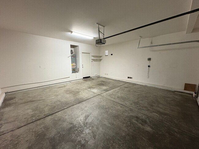 Building Photo - Two story home in NW Visalia Rent Ready!