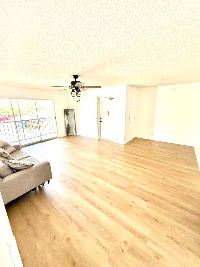 Building Photo - 13750 Oneida Dr