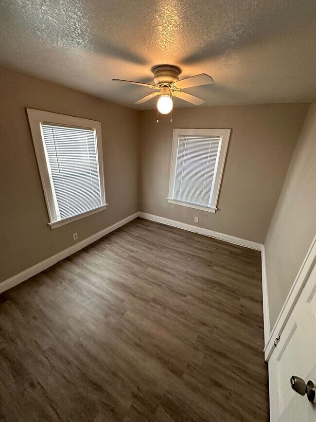 Building Photo - 2 Bedroom 1 Bath