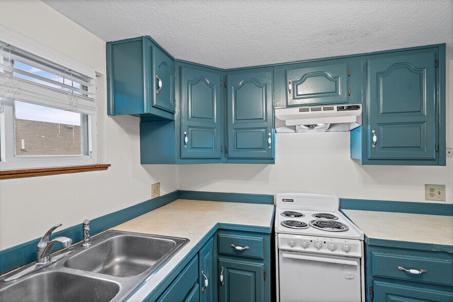 Kitchen - 504 Blue Ridge Blvd