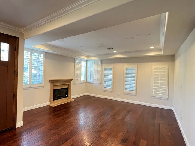 Building Photo - Beautiful Four Bedroom Townhouse in Pasadena