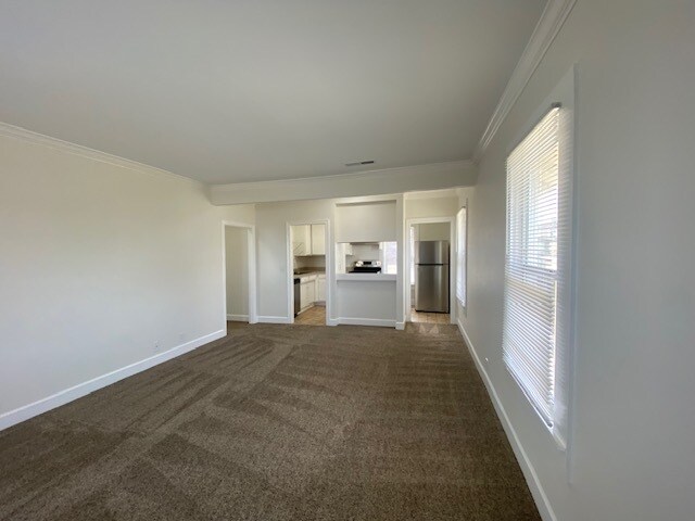 Building Photo - 585 Laine St