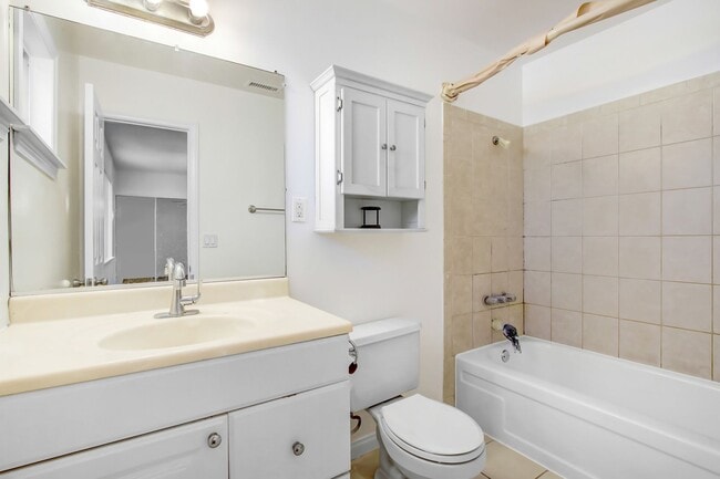 Building Photo - Available now this charming single-story 3B/2B in the City of Highland.