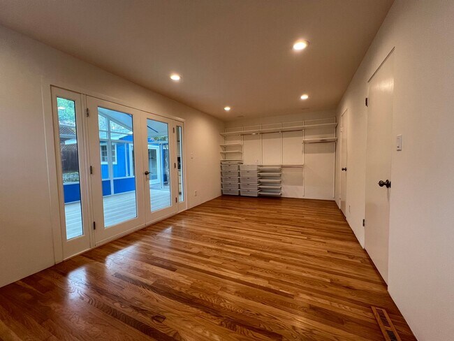 Building Photo - 3 Bedroom 2 Bath remodeled home is Capitola